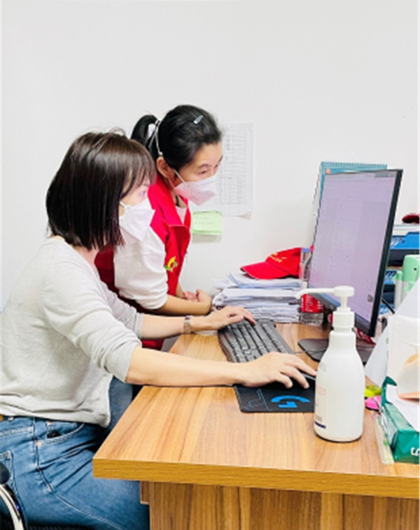 1 志愿者配合社區工作人員操作小程序。受訪者供圖