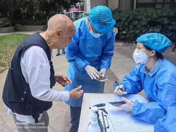 4.貴州大學陽明學院副院長胡玉群參加社區抗疫志愿服務。