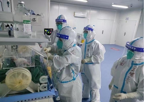 兒科醫務人員正在ICU病房忙碌。