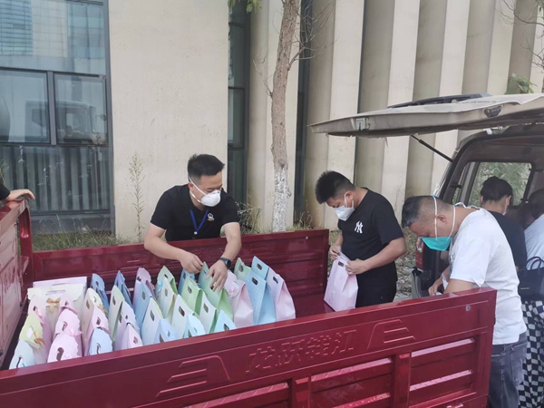 工作人員將禮包裝車。圖片由清鎮市方艙醫院后勤保障工作專班提供