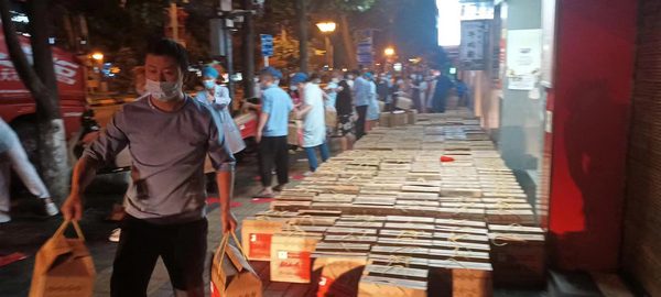 3.貴州省紅十字基金會志愿者分發防疫愛心包現場。