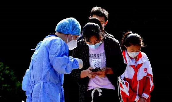 志愿者引導居民打開核酸檢測小程序。