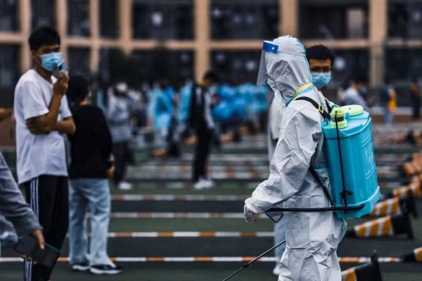  “大白”對地面進行消毒。