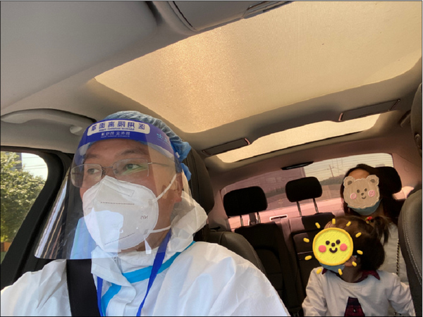 10 金華園街道水悅社區愛心車隊成員張師傅護送群眾就醫。