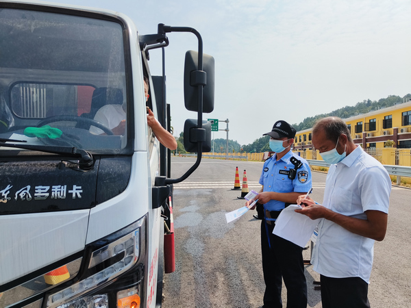 4  楊純術與兒子楊品偶然被分同一處卡口執勤。許景珍攝