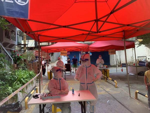 呂學琪和同伴（左四）。受訪者供圖