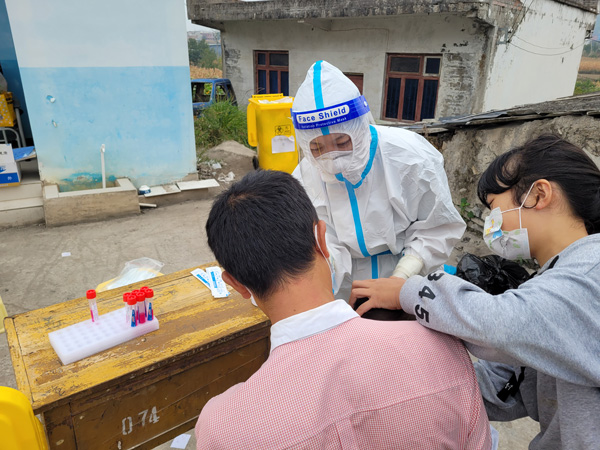 黃春正在給當地居民進行核酸采樣。受訪者供圖