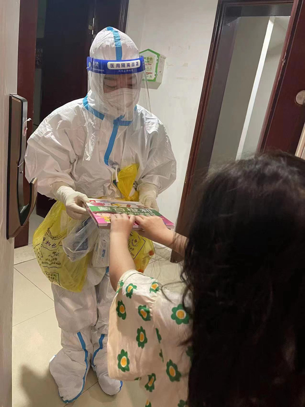 居民小朋友給楊麗華送生日禮物。