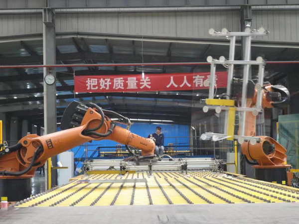 凱榮玻璃生產場景。