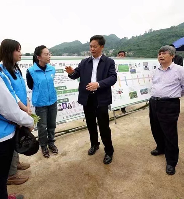3.中國工程院院士、貴州大學校長、2.貴州省農技人員創新創業行動專家團團長宋寶安（右1），貴州省農業農村廳廳長、省激勵農業技術人員創新創業行動工作領導小組組長張集智（中），率隊到清鎮市暗流鎮調研激勵農技人員創新創業行動。貴州省農業農村廳供圖