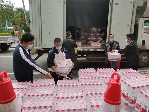 民營企業捐贈的礦泉水。