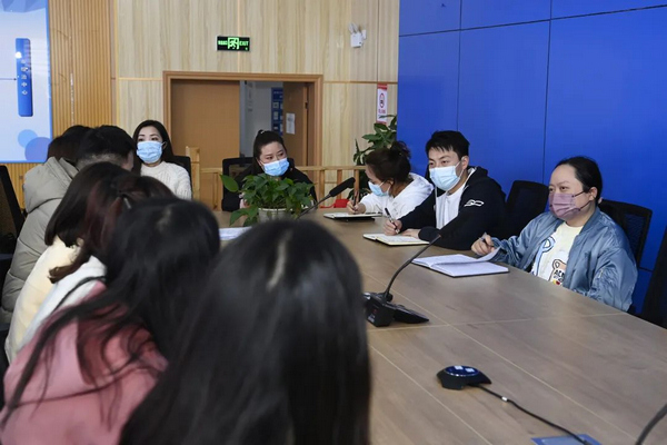 徐楊（右一）與同事召開案件分析研判會。