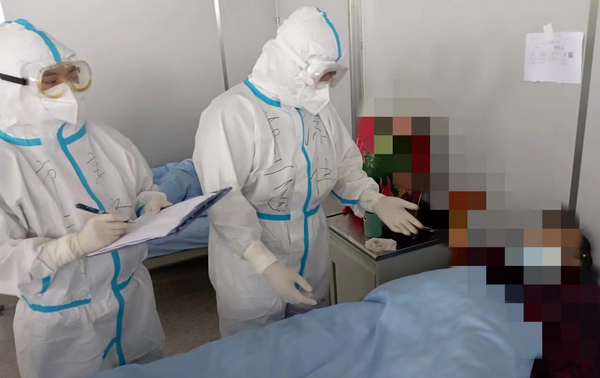 醫護人員正在治療患者。