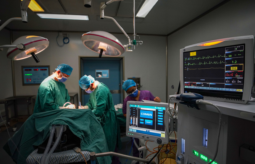 10月1日，貴州省黔東南苗族侗族自治州丹寨縣人民醫院的醫生在手術室為患者做手術。