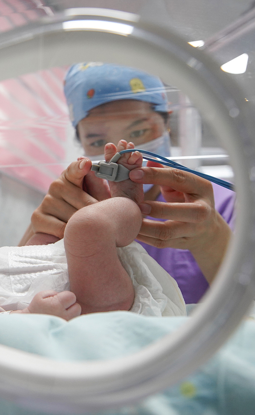 10月1日，貴州省黔東南苗族侗族自治州丹寨縣人民醫院新生兒科的護士在護理新生兒。