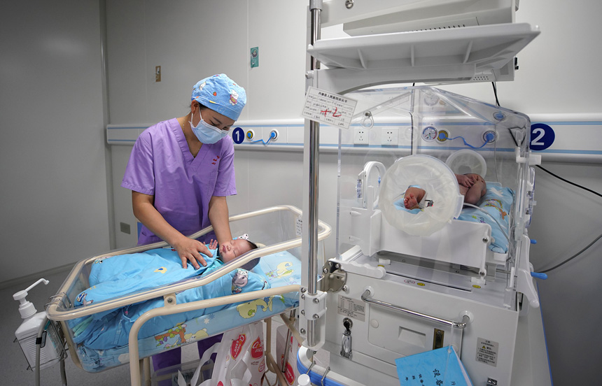 10月1日，貴州省黔東南苗族侗族自治州丹寨縣人民醫院新生兒科的護士在護理新生兒。