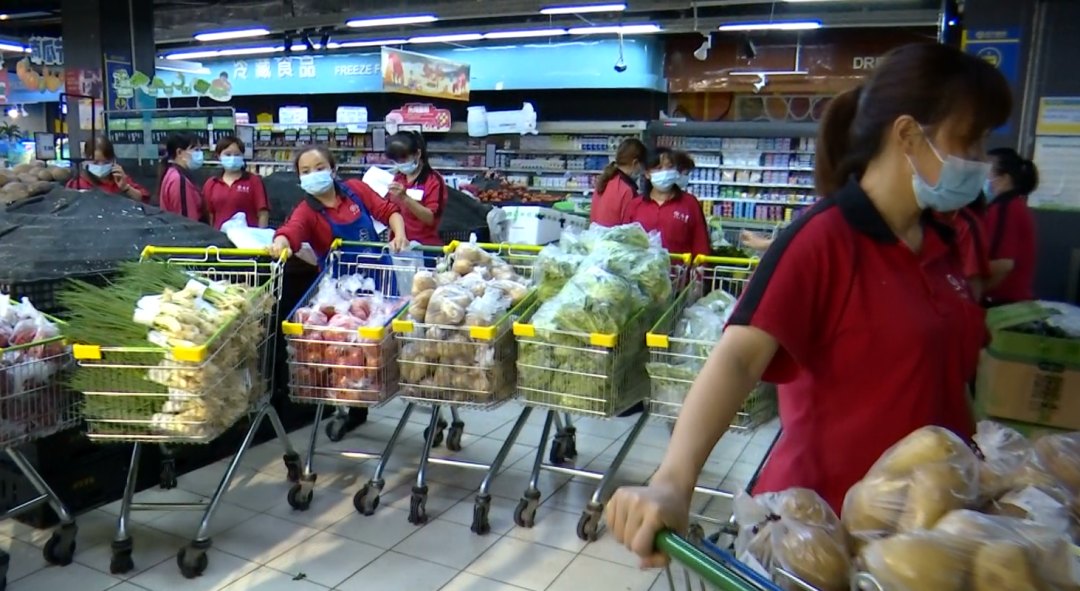 合力超市（金沙店）為居民打好包的鮮鮮蔬菜。