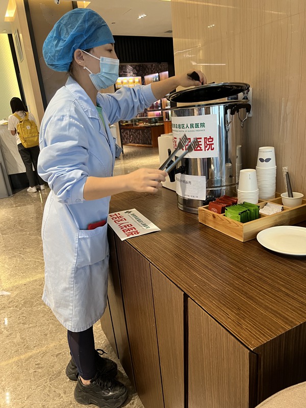 1.張莉娟正在為一線工作人員熬制預防新冠中藥湯劑。受訪者供圖