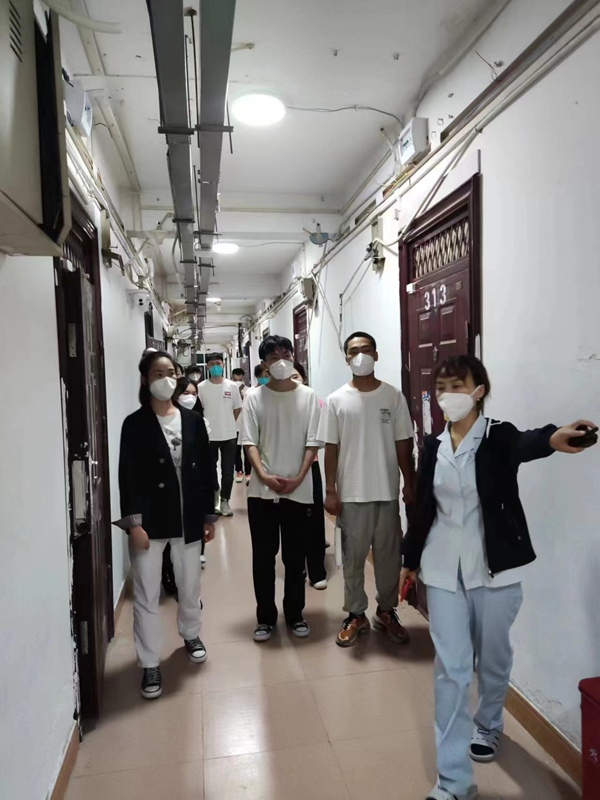 4.張莉娟帶領工作人員熟悉隔離點路線。受訪者供圖