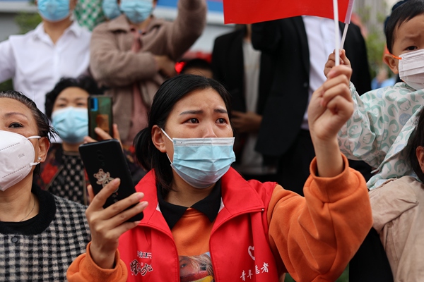 市民自發前往送別。