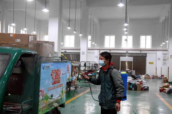 納雍縣郵政公司郵件處理中心，員工對即將派送進行最后一次消殺。