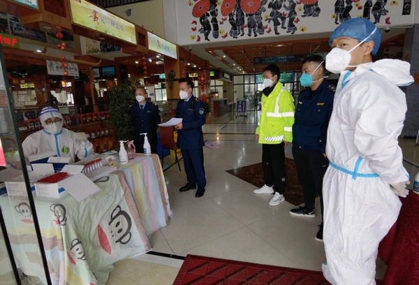 在廈蓉高速金銀山服務區核酸檢測點監督執法。