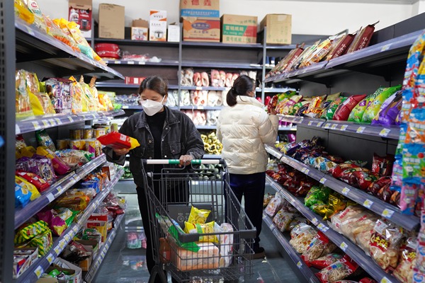 貴州省遵義市泥高鎮泥高社區居民在泥高鄉村振興服務站便民超市選購日用品。