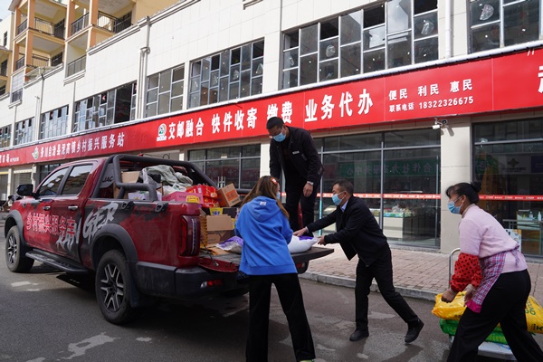 貴州省遵義市務川自治縣泥高鎮鄉村振興服務站員正在裝車日用品、快遞件送往老鷹村鄉村振興服務點。