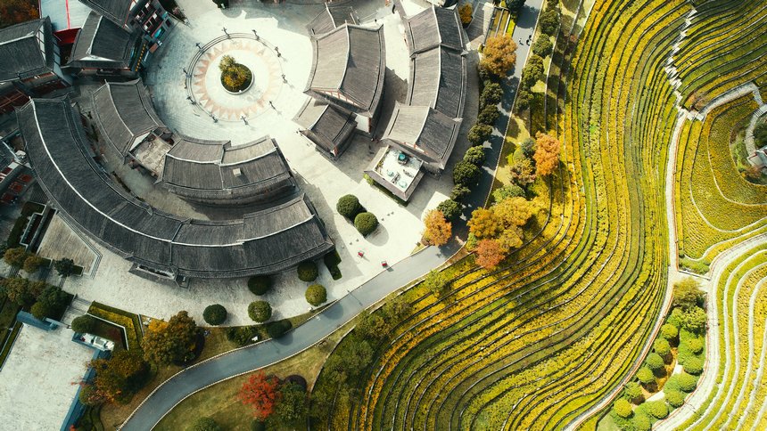 11月1日，大方縣奢香古鎮梯田航拍。周訓貴攝