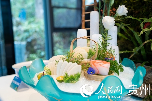 7 開幕式現場展出的菜品《錦繡天麻刺身》。人民網記者 涂敏攝