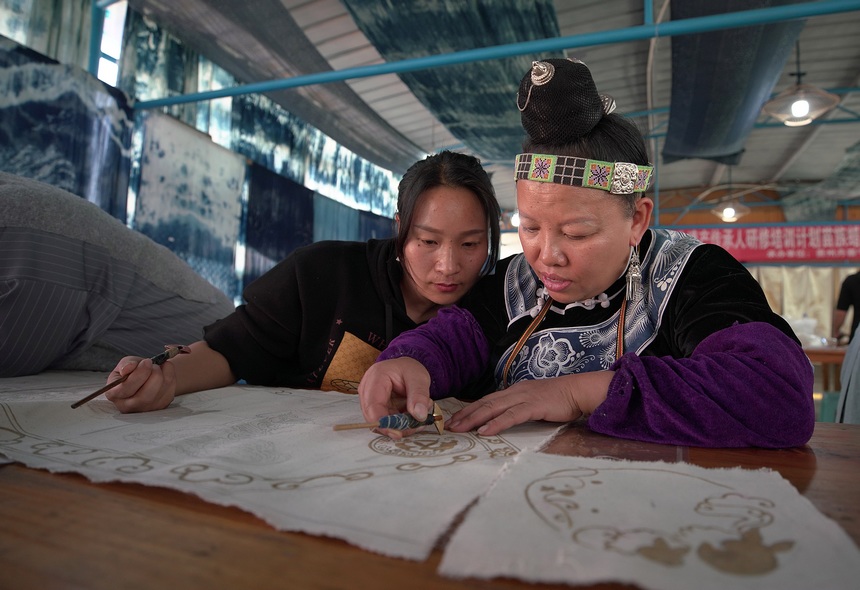 11月10日，蠟染畫娘向學員示范蠟畫繪制技藝。