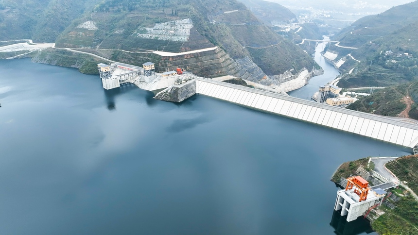 冬日漫漫“高峽平湖”如畫卷。謝健鋒攝