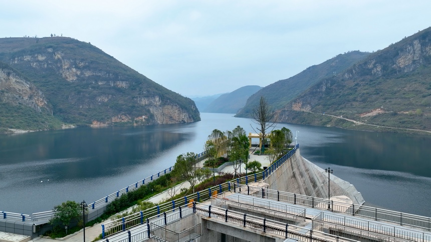 冬日漫漫“高峽平湖”如畫卷。謝健鋒攝