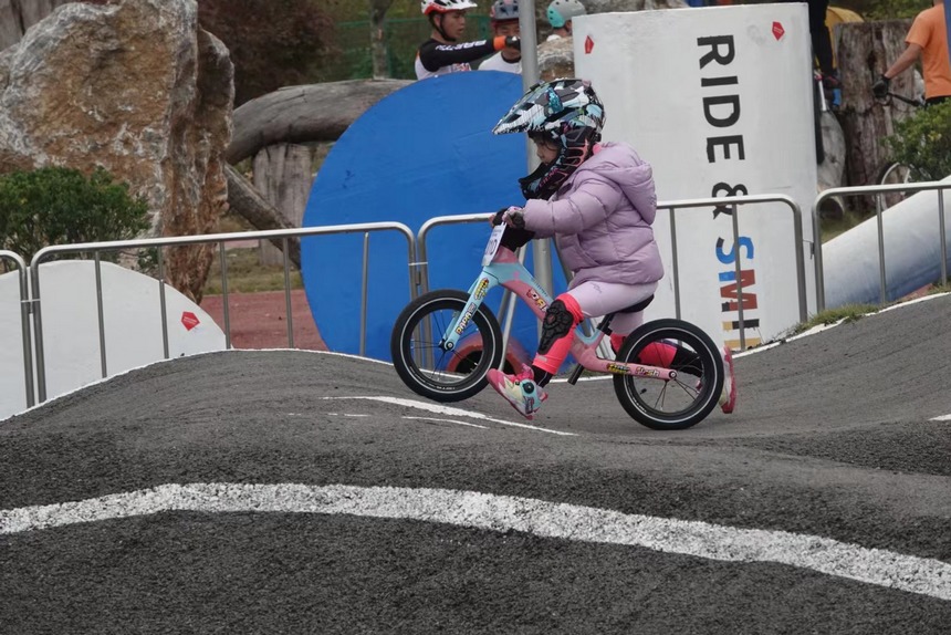 小朋友正在比賽。蒲學光攝