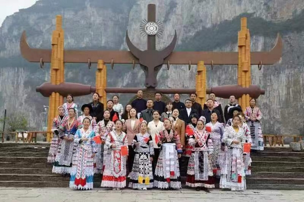 宣講員與村民們共唱《歌唱祖國》。