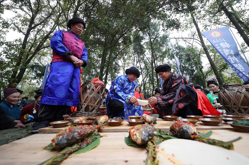 苗族村民在分發食品。黃曉海攝