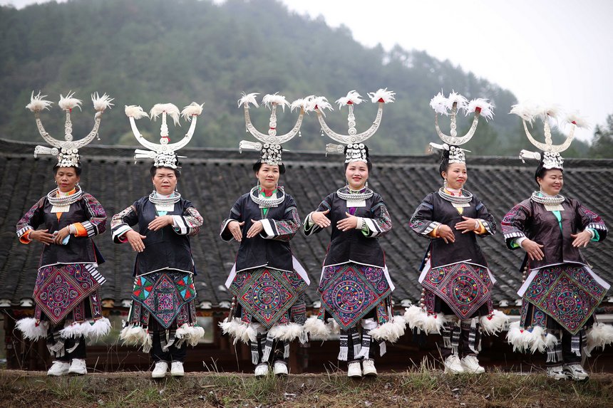 苗族村民在祭尤節活動中跳傳統蘆笙舞。黃曉海攝