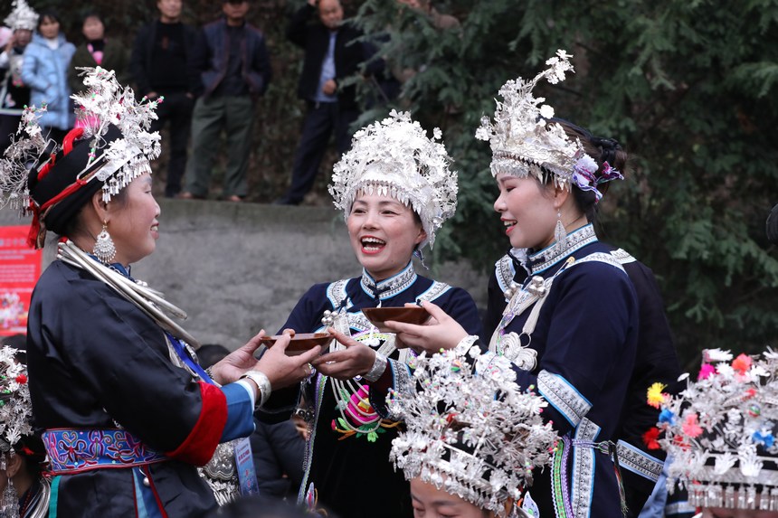 侗族群眾吃團圓飯，互相敬酒。楊家孟攝
