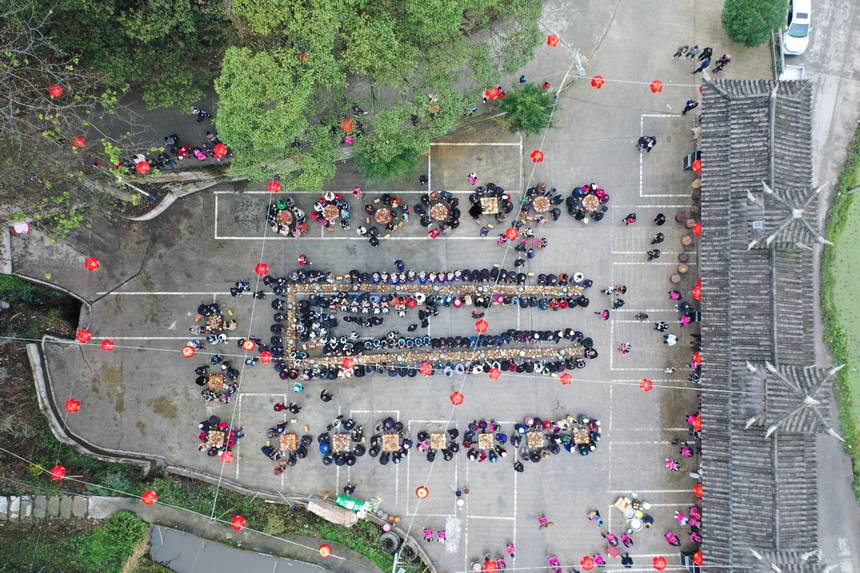 侗族群眾歡聚一堂吃團圓飯。楊家孟攝