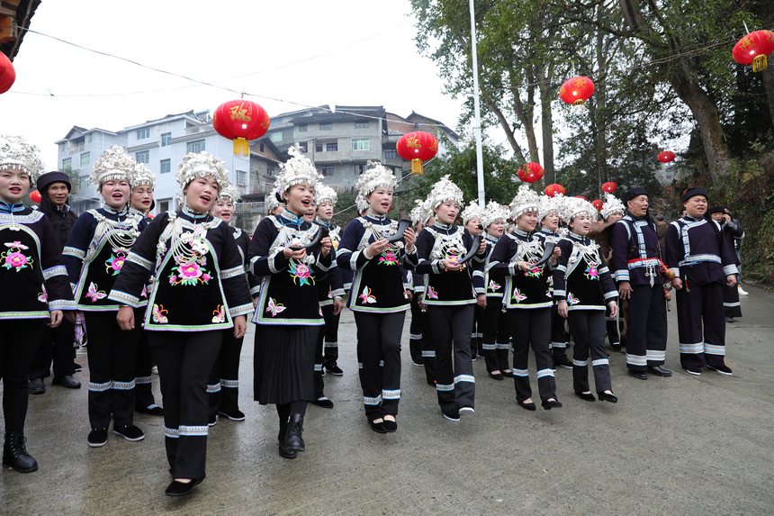 侗族群眾在迎賓攔門。楊家孟攝