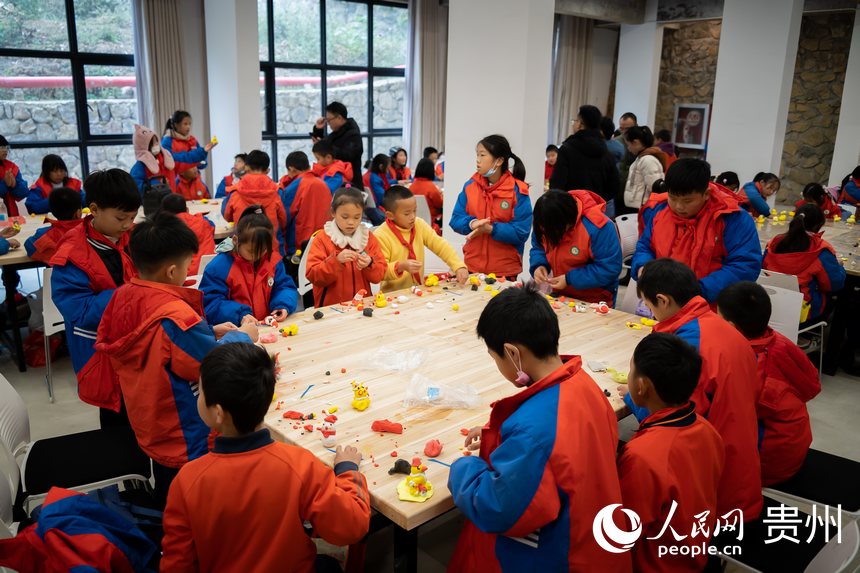 前來研學的學生在制作橡皮泥手工藝品。人民網記者 涂敏攝