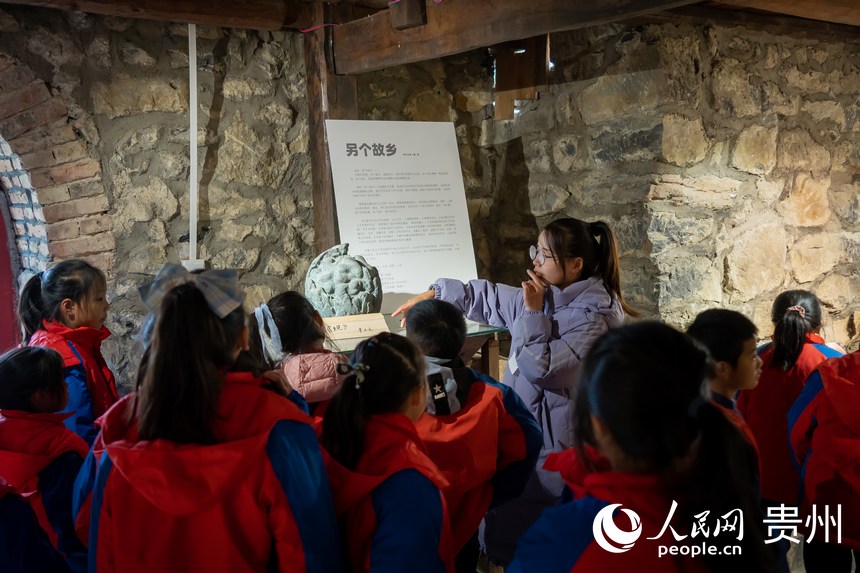 前來研學的學生參觀村內藝術家舉辦的藝術展。人民網記者 涂敏攝