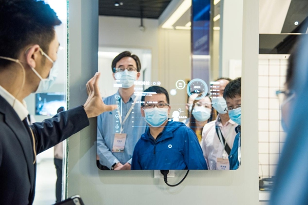 游客參觀國家大數據（貴州）綜合試驗區展示中心。何曉璇 攝