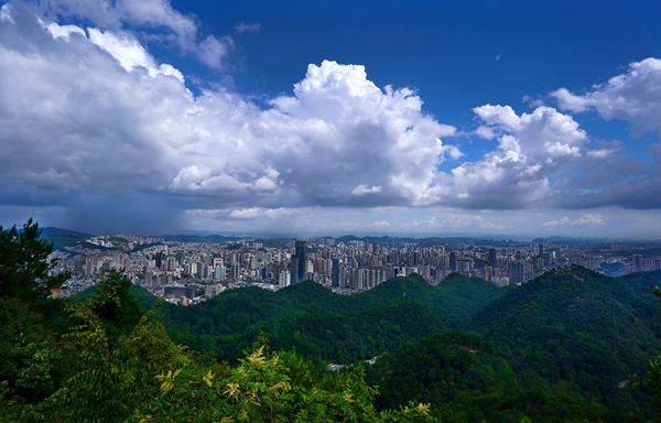 群山綠樹環繞貴陽城。陳慧 攝