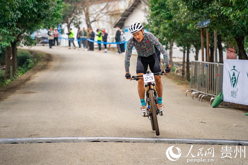 沖線。人民網記者 涂敏攝