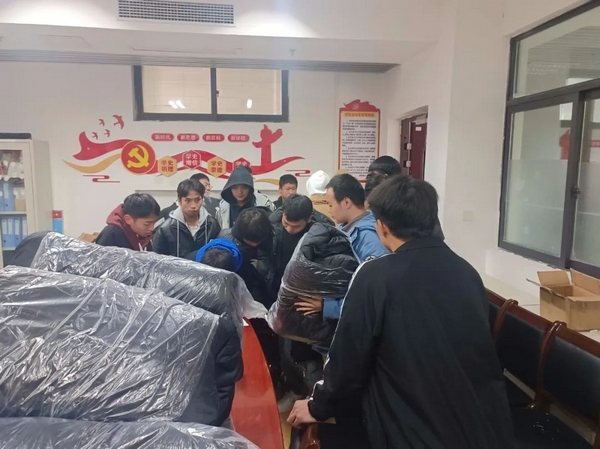 暖心冬衣發放現場。