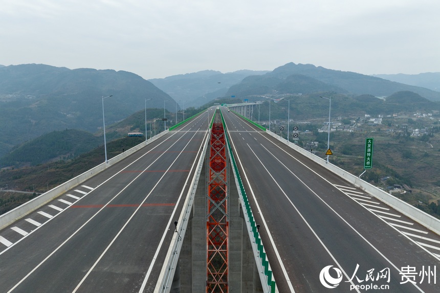 航拍仁遵高速。人民網 涂敏攝