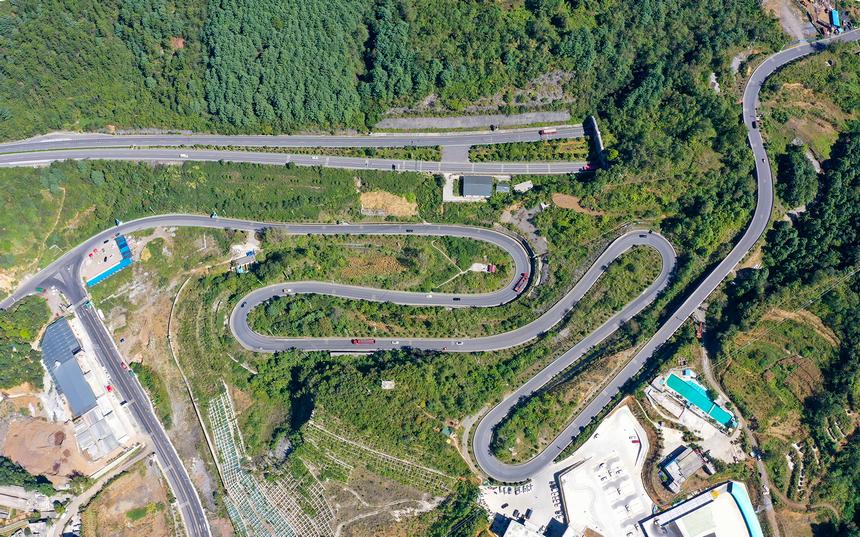 畢威高速與野馬川段326國道并行。