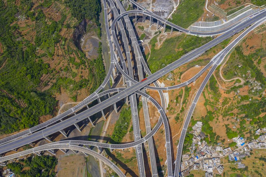 宜六高速野馬川互通俯瞰。