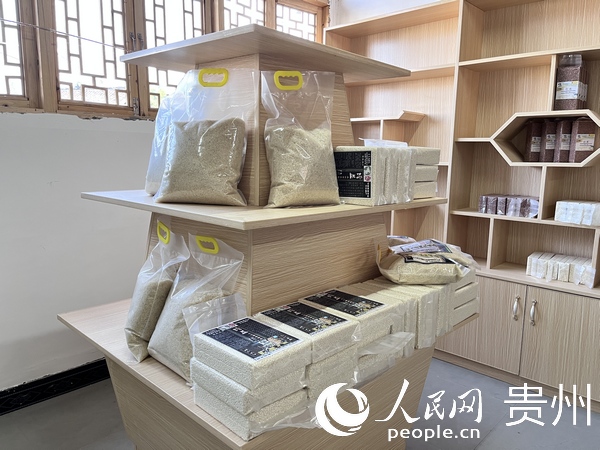 美德村股份經濟合作社內香禾糯產品展示。人民網 陳潔泉攝